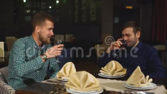 两个人在商务晚宴上喝酒视频的预览图