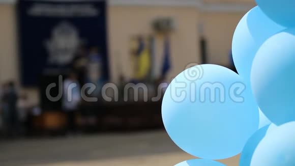 精美的气球在毕业典礼上创造节日气氛装饰视频的预览图