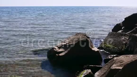 海水中阳光的折射视频的预览图