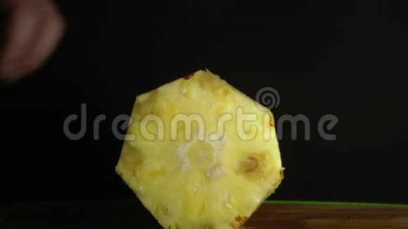 黑底手切菠萝视频的预览图