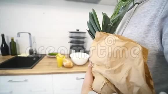 男人在厨房里带来产品慢动作视频的预览图