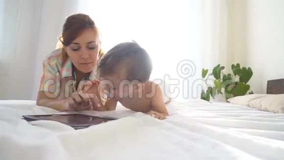 妈妈和小儿子用平板电脑玩网络游戏视频的预览图