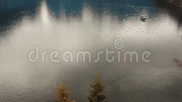 鸟瞰雄伟的山湖里萨阿布哈兹视频的预览图