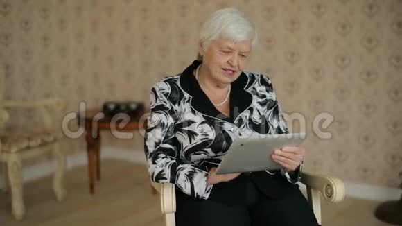 高级女性使用平板电脑视频的预览图