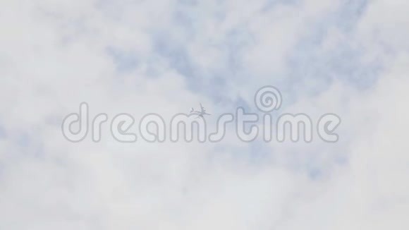 阳光明媚的一天商用客机在空中飞行视频的预览图