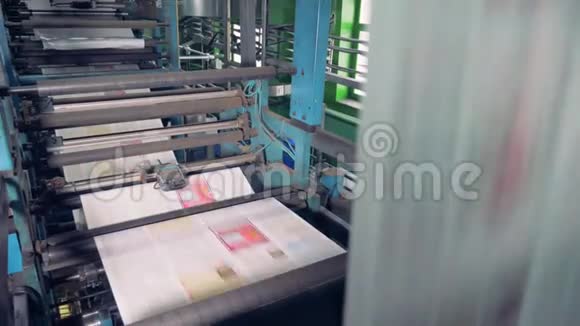 机器在印刷室工作特写报纸印刷设备工作视频的预览图