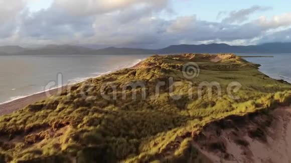 晚上爱尔兰西海岸美丽的沙丘视频的预览图