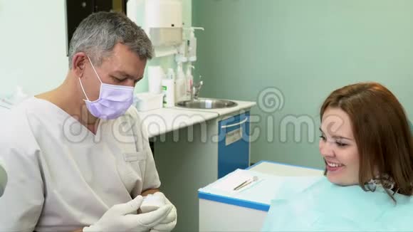 牙科医生在口腔科和病人谈话视频的预览图