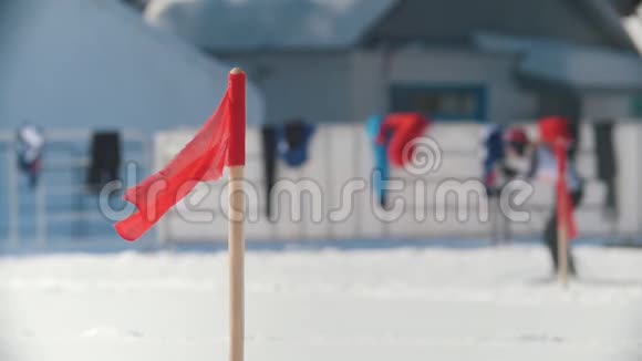 滑雪场滑雪运动员参加越野滑雪比赛注意力不集中视频的预览图