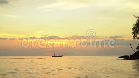船在公海日落地平线上海洋地平线上美丽的黄色衰落普曲岛一幅剪影视频的预览图