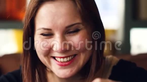 一个年轻女人用手机里的镜子调整妆容视频的预览图