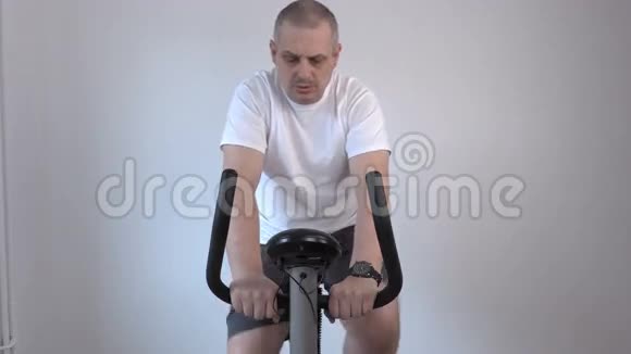 一个人骑着运动自行车看手表视频的预览图