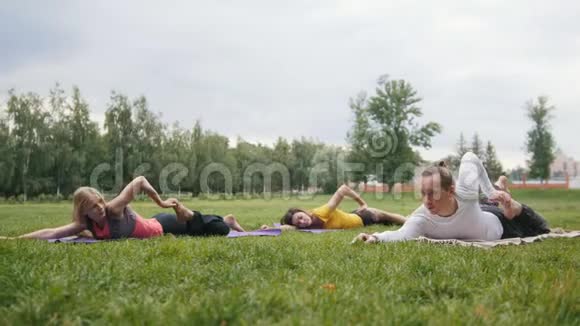 一群年轻运动员在公园里进行灵活训练视频的预览图