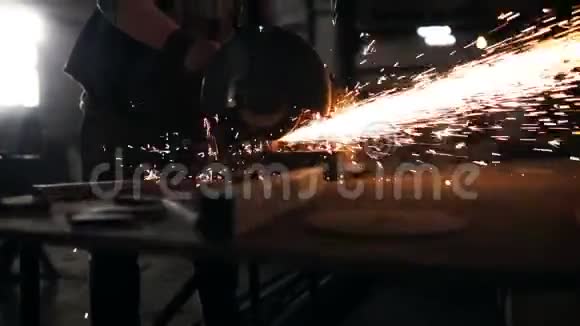 努力工作的人从金属切割中飞出的火花视频的预览图