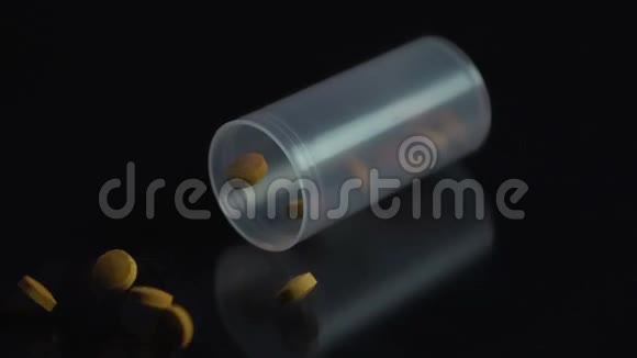 药丸容器滴药片溢出地面无效的过期口服药物视频的预览图