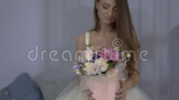 美丽的女孩献上节日的礼物鲜花束视频的预览图