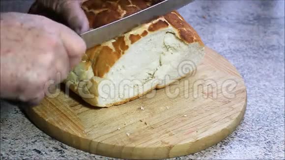 老手切面包或切面包视频的预览图