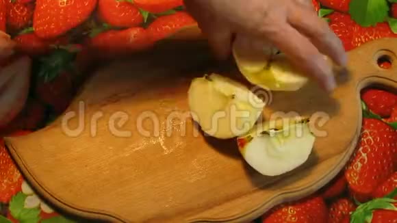 苹果切片煮熟的手把苹果切成部分并从核心上清洗视频的预览图