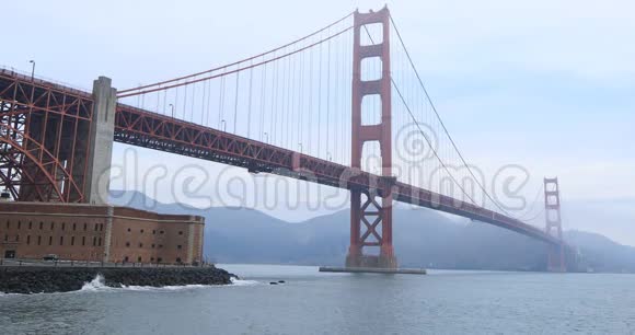 大雾金门大桥的景观视频的预览图