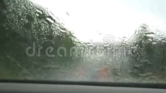 汽车雨刷正在清除雨水视频的预览图