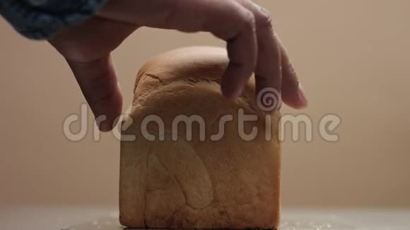 面包砖的正面视图男人的手脱下面包的前部以显示面包的内部部分视频的预览图