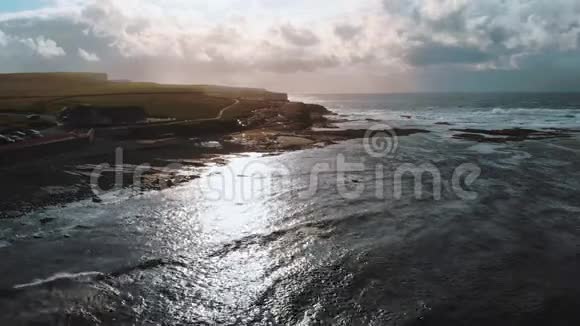 飞越爱尔兰西海岸的海洋水域视频的预览图