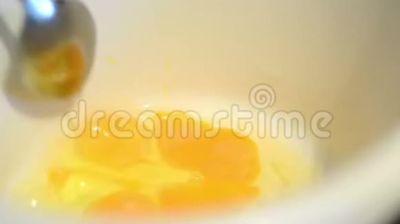 用鸡蛋烘焙用勺子寻找碗中的贝壳部分视频的预览图