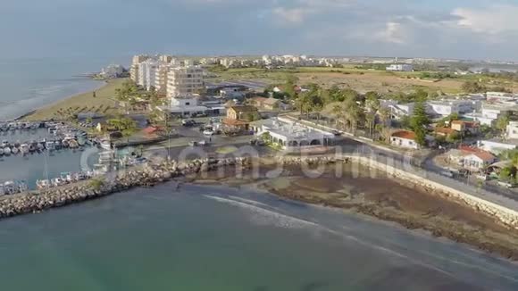 拉纳卡码头游艇港口全景空中拍摄视频的预览图
