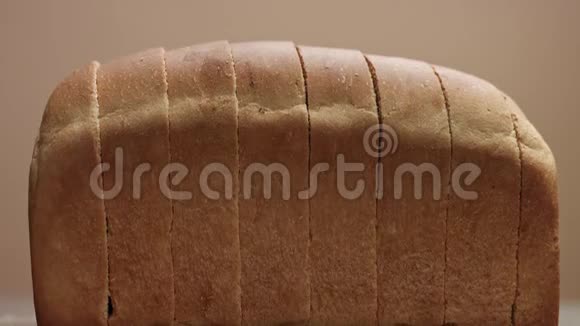 米黄色背景上显示面包砖的镜头倾斜移动视频的预览图