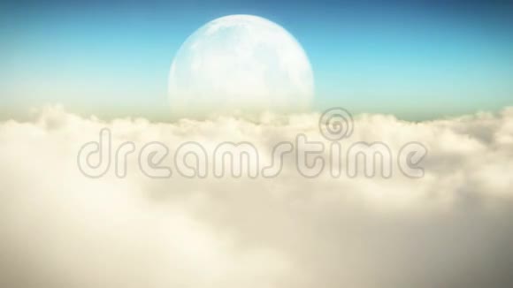 在云层中飞翔满月视频的预览图