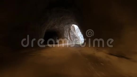 在土耳其埃尔辛坎的凯马利耶或埃金的黑暗峡谷内有隧道的石路上行驶的汽车视频的预览图