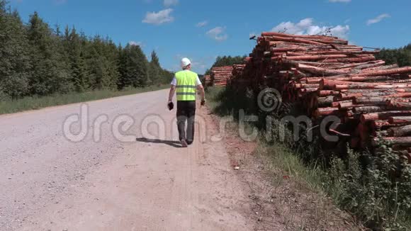 步话机上的伐木工人给木桩的日志编号视频的预览图