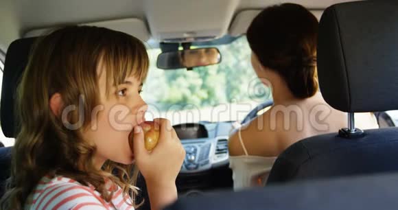 在车后座吃苹果的女孩视频的预览图