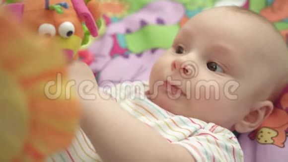 小孩子看玩具的肖像一个可爱的小男孩孩子的脸视频的预览图