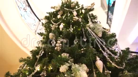 酒店或餐厅大厅的大圣诞树大理石背景的大厅的圣诞树视频的预览图