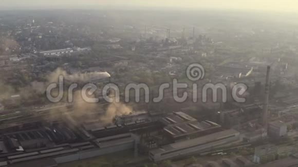 城市建筑上方的植物管道中的烟雾视频的预览图