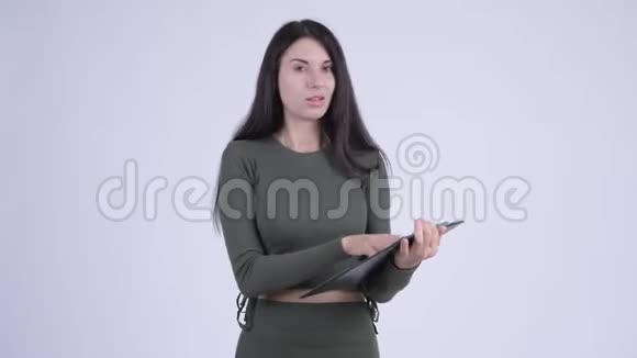 年轻有压力的女人展示剪贴板竖起大拇指视频的预览图
