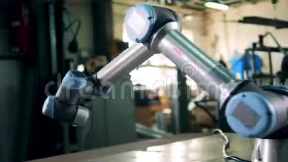 自动机器人在仓库里移动视频的预览图