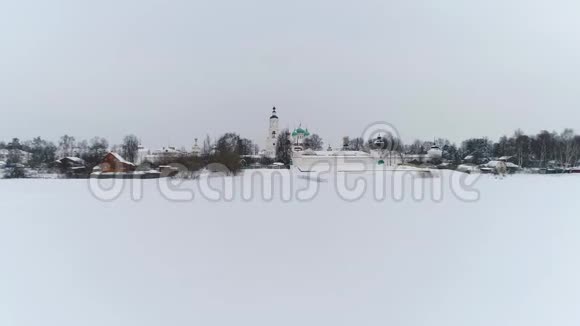 从高处到亚罗斯拉夫尔的托尔加修道院冬天在伏尔加河的河岸俄罗斯视频的预览图