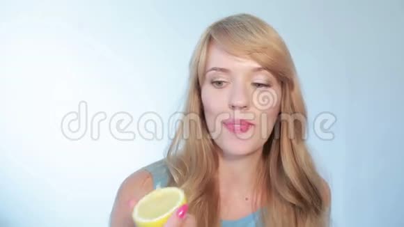 女孩咬柠檬视频的预览图