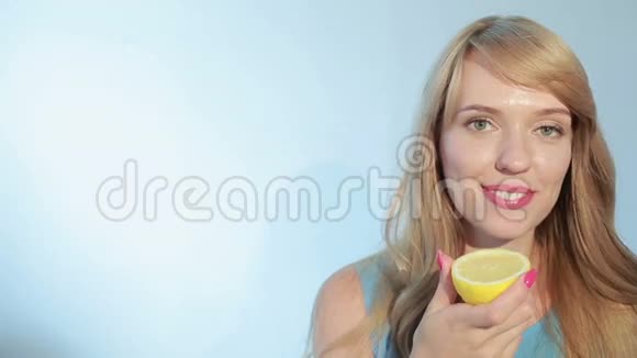 女孩咬柠檬视频的预览图