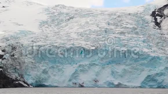 美国阿拉斯加州威廉王子湾蓝色冰川墙景观视频的预览图