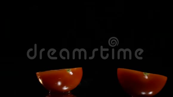 一个番茄的两半在展示桌上旋转视频的预览图