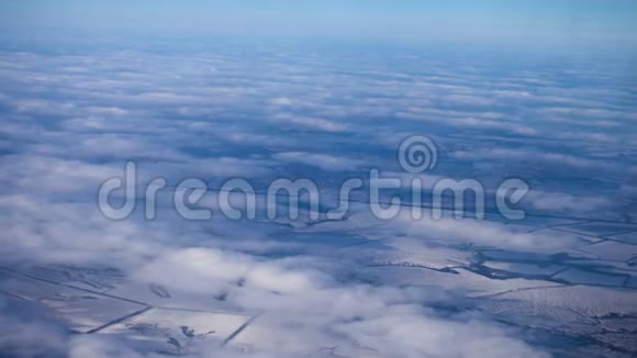 雪地和云的空中景色视频的预览图