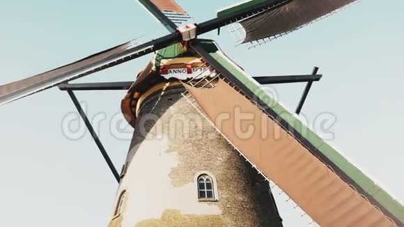 传统老风车4K低角度视图荷兰荷兰历史遗产乡村农场的磨坊慢慢地旋转着视频的预览图