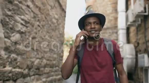 斯塔迪加姆拍摄的混合种族游客步行和聊天电话欧洲旅行的快乐青年视频的预览图