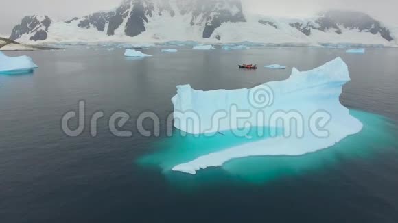 以南极海岸为背景的游艇安德列夫视频的预览图