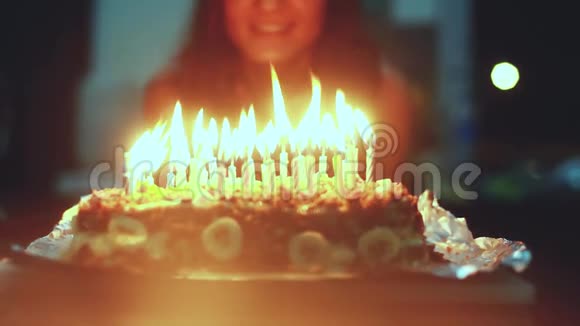 年轻漂亮快乐的女人吹灭蜡烛庆祝生日1920x1080高清视频的预览图