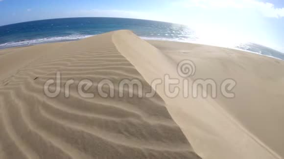 在大加那利海边的风沙沙漠视频的预览图