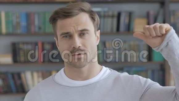 悲伤的成年男子在工作中亲吻大拇指视频的预览图